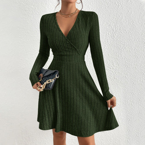 Robe tricotée pour femmes avec un élégant décolleté en V et une coupe ajustée Chic & Stil