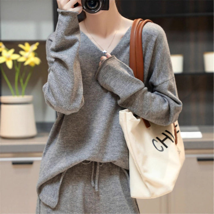 Pull féminin confortable à col en V avec une coupe décontractée et une texture douce Chic & Stil