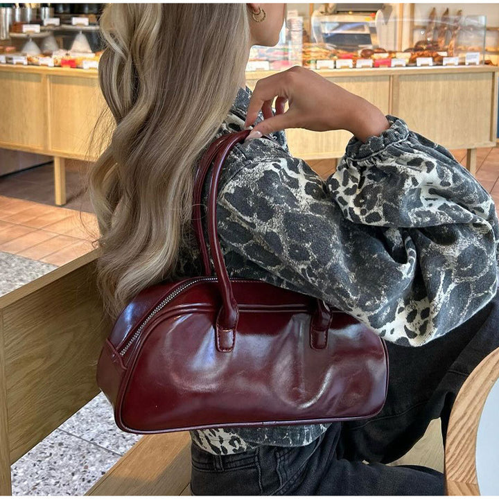 Elegant retro design handbag for ladies with an ergonomic carry handle Lune London