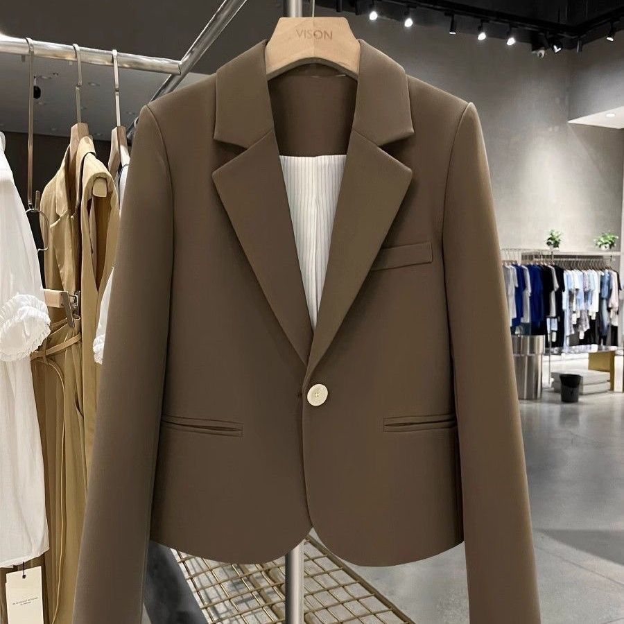 Veste élégante et ajustée pour femmes avec des revers fins Chic & Stil