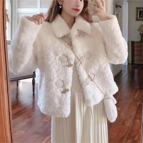 Veste élégante en fausse fourrure pour femmes avec col stylé et détails de boutons décoratifs Chic & Stil