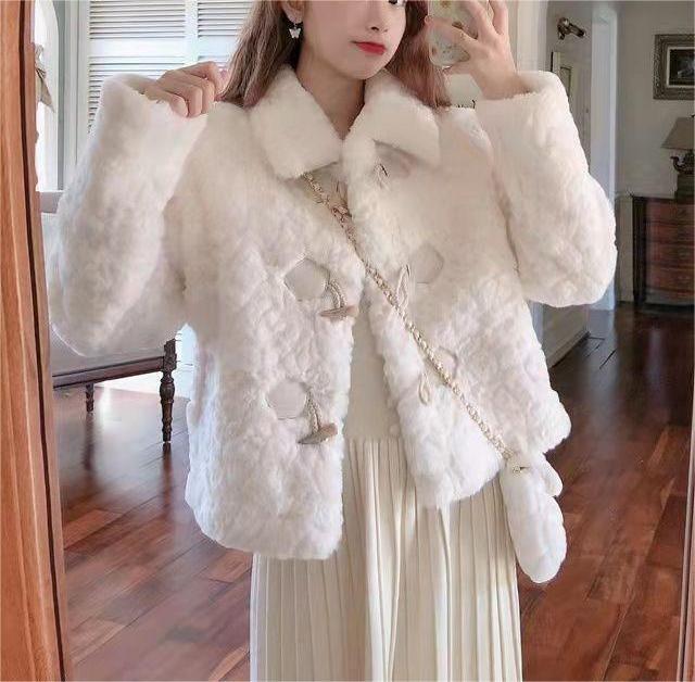 Veste élégante en fausse fourrure pour femmes avec col stylé et détails de boutons décoratifs Chic & Stil