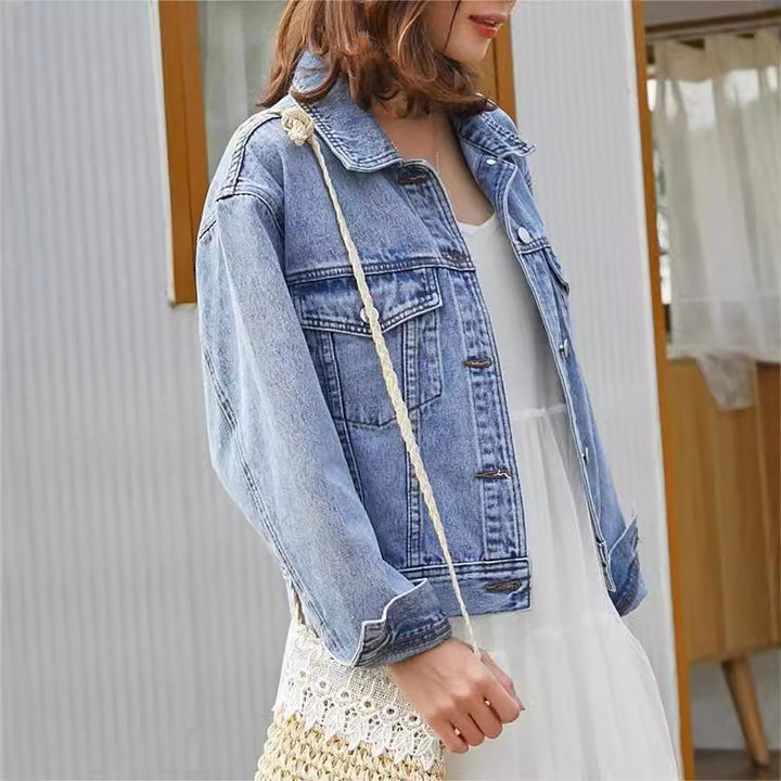 Veste en denim pour femmes avec broderies élaborées de la lettre Chic & Stil