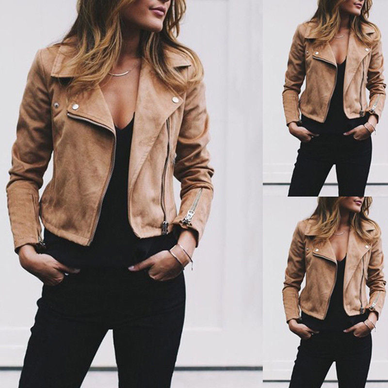 Veste de biker pour femmes avec une coupe moderne et un matériau extérieur lisse Chic & Stil