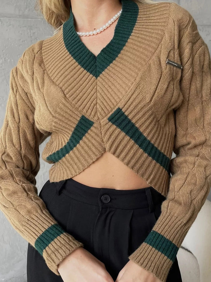Pull crop en maille pour femme avec col en V et détails contrastés Chic & Stil