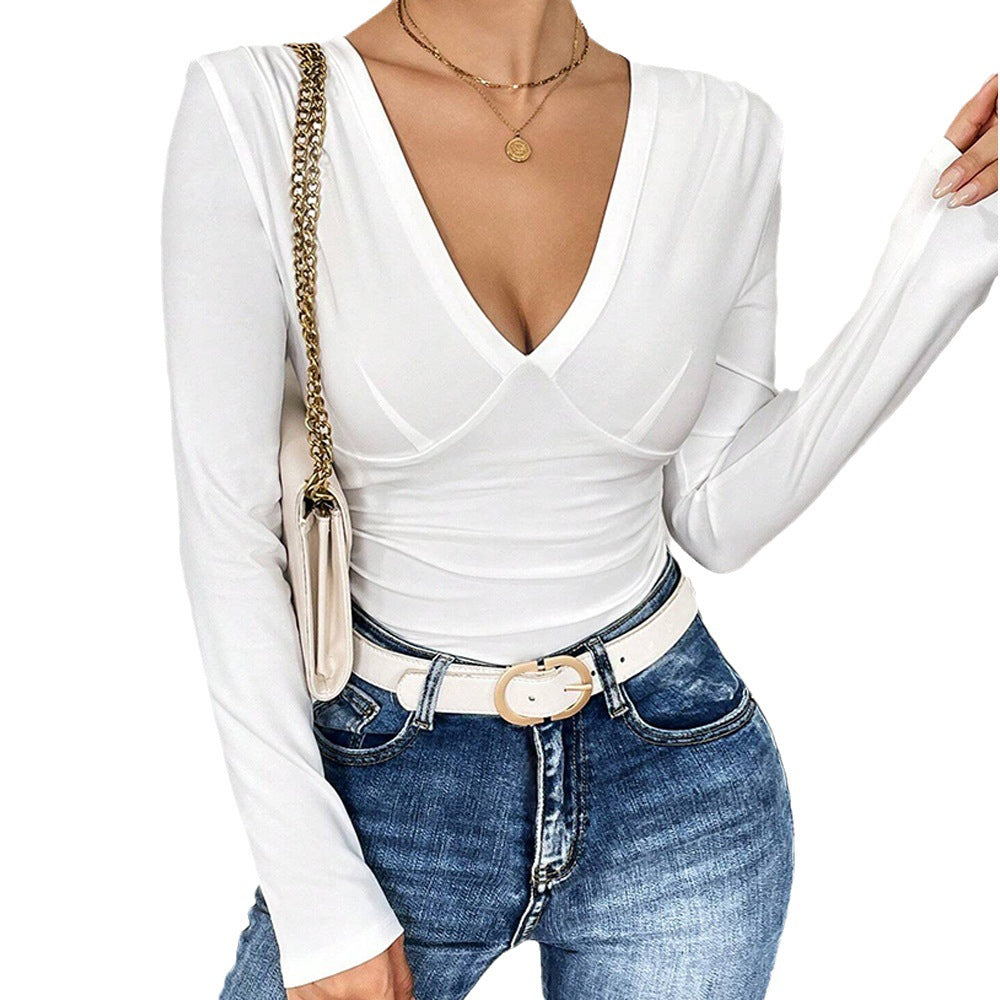 Body à manches longues pour femmes avec décolleté en V profond et design mettant en valeur la silhouette Chic & Stil