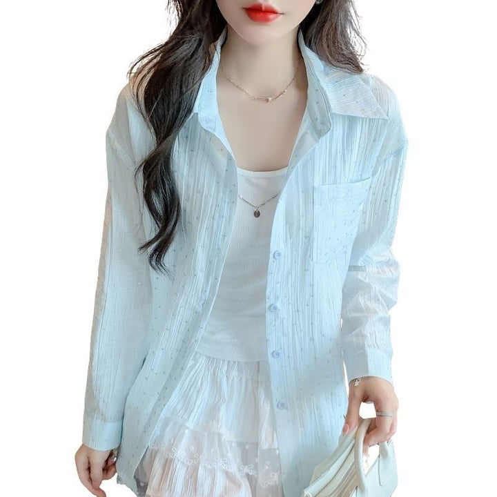 Blouse aérienne pour femmes avec de fines plissures et détails de boutons décoratifs Chic & Stil