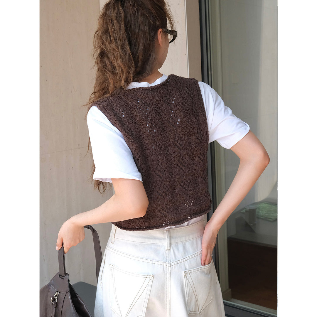 Ladies finely knitted short vest with V-neck, ajour pattern and hook closure Amarae