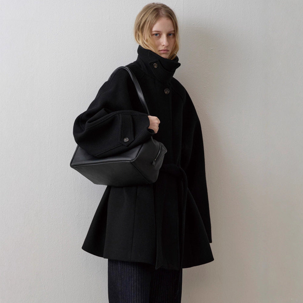 Manteau en laine oversize pour femmes avec col haut et ceinture Chic & Stil