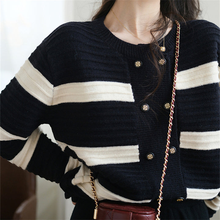 Cardigan pour femmes avec boutons décoratifs et motif rayé Chic & Stil