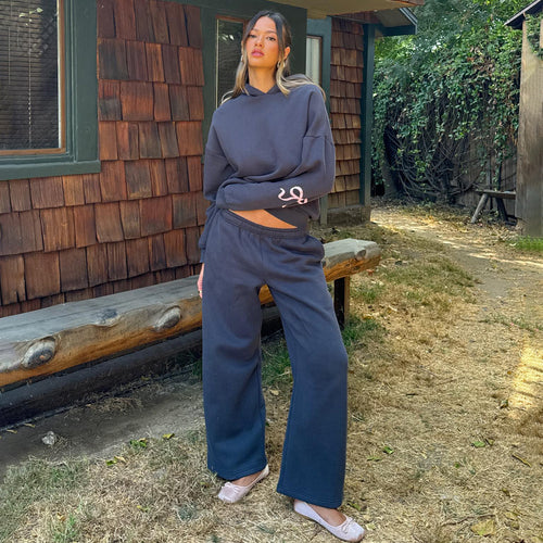 Casual tracksuit set for women with great comfort and chic graphic accents.
