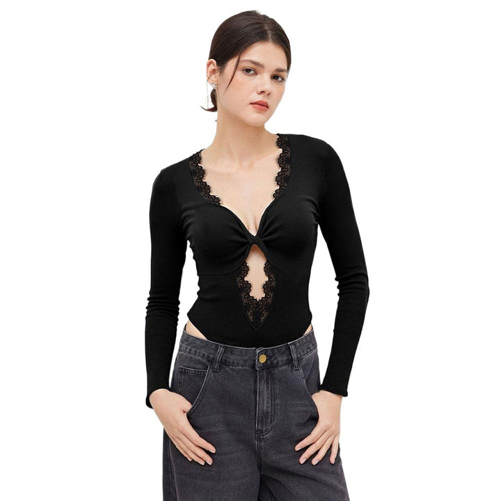 Bodysuit pour femmes avec décolleté en V profond et délicate application en dentelle Chic & Stil