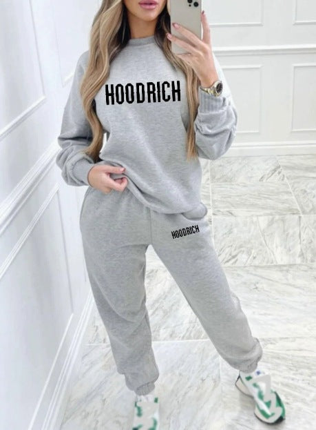 Women's casual set of sweater and joggers with sporty lettering Chic & Stil