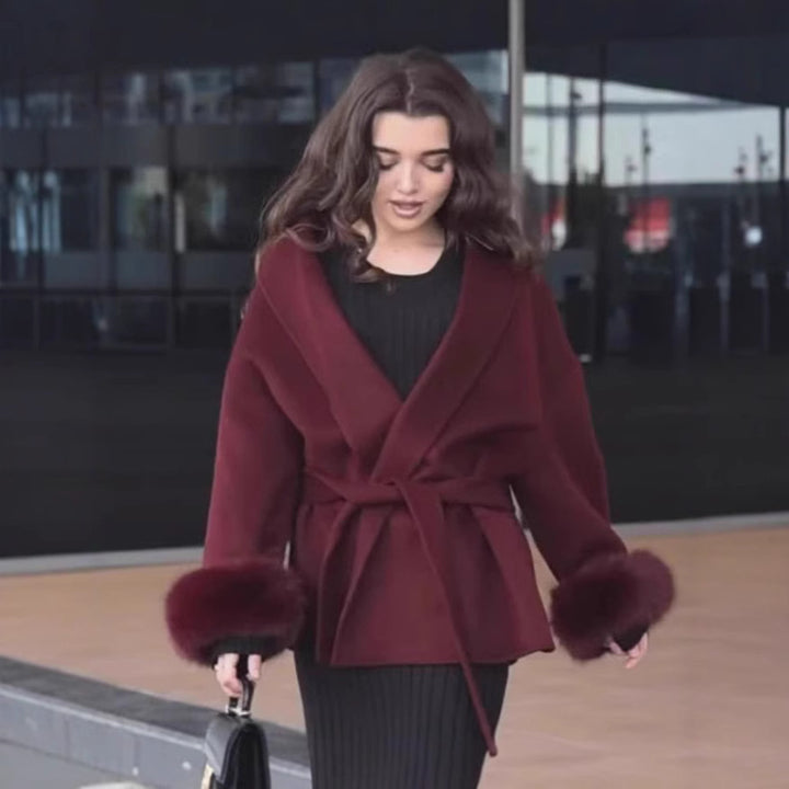 Veste féminine à la mode avec col doux doublé et ceinture à nouer Chic & Stil