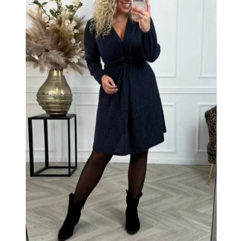 Robe portefeuille pour femmes avec des détails de volant élégants et une coupe ajustée Chic & Stil