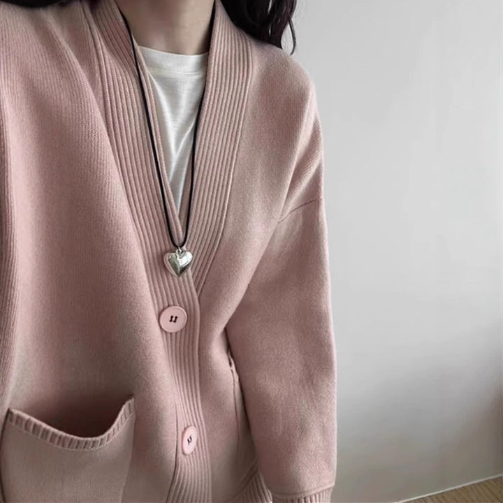 Cardigan pour femmes avec décolleté en V profond et poches pratiques Chic & Stil