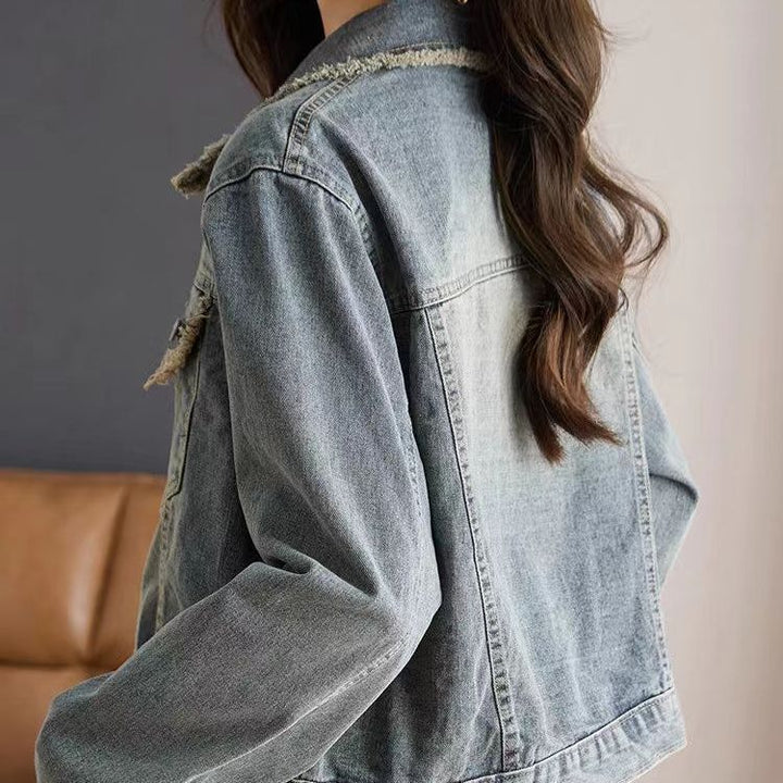 Veste en denim décontractée pour femmes avec des franges élégantes et des détails de boutons décoratifs Chic & Stil