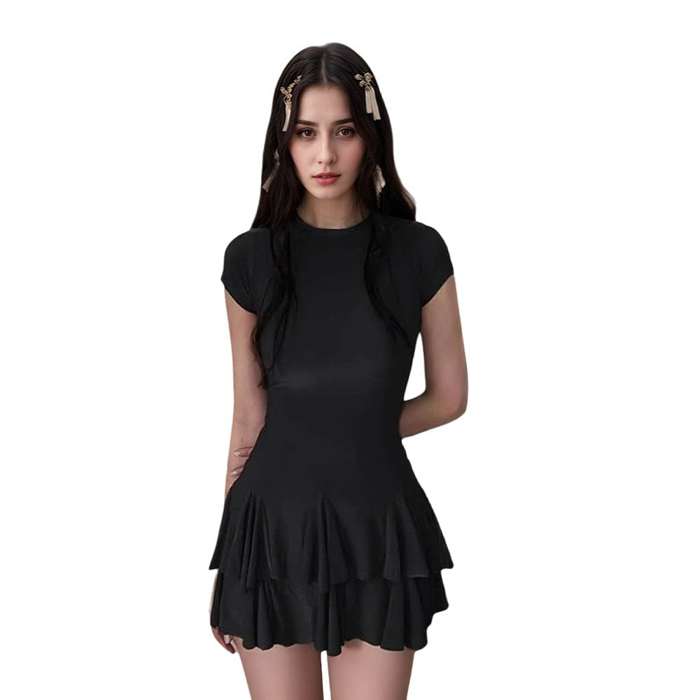 Robe mini pour femmes avec ourlet volanté et coupe ajustée Chic & Stil