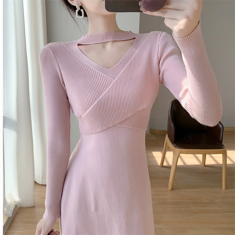 Robe tricotée pour femmes avec un design enveloppant à la mode et un détail découpé élégant