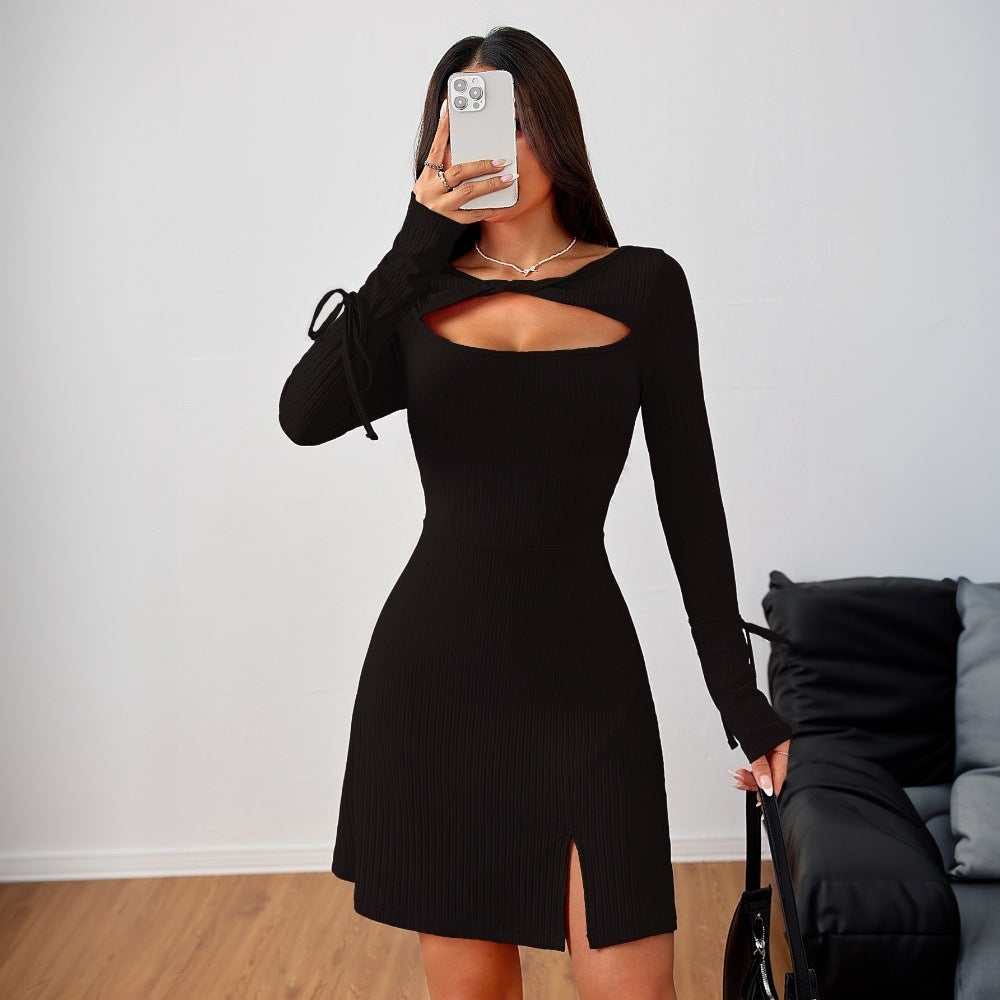 Robe mini ajustée pour femmes avec manches longues et décolleté découpé Chic & Stil