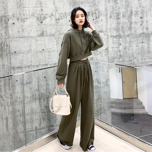 Ensemble de vêtements de détente féminin tendance et décontracté avec un sweat à capuche court et un pantalon large Chic & Stil