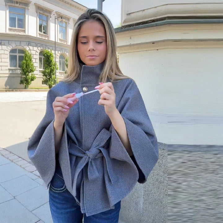 Veste cape élégante pour femmes avec ceinture ajustable Chic & Stil
