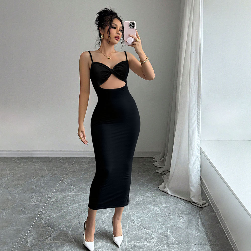 Robe midi ajustée pour femmes avec découpe élégante et fines bretelles spaghetti Chic & Stil