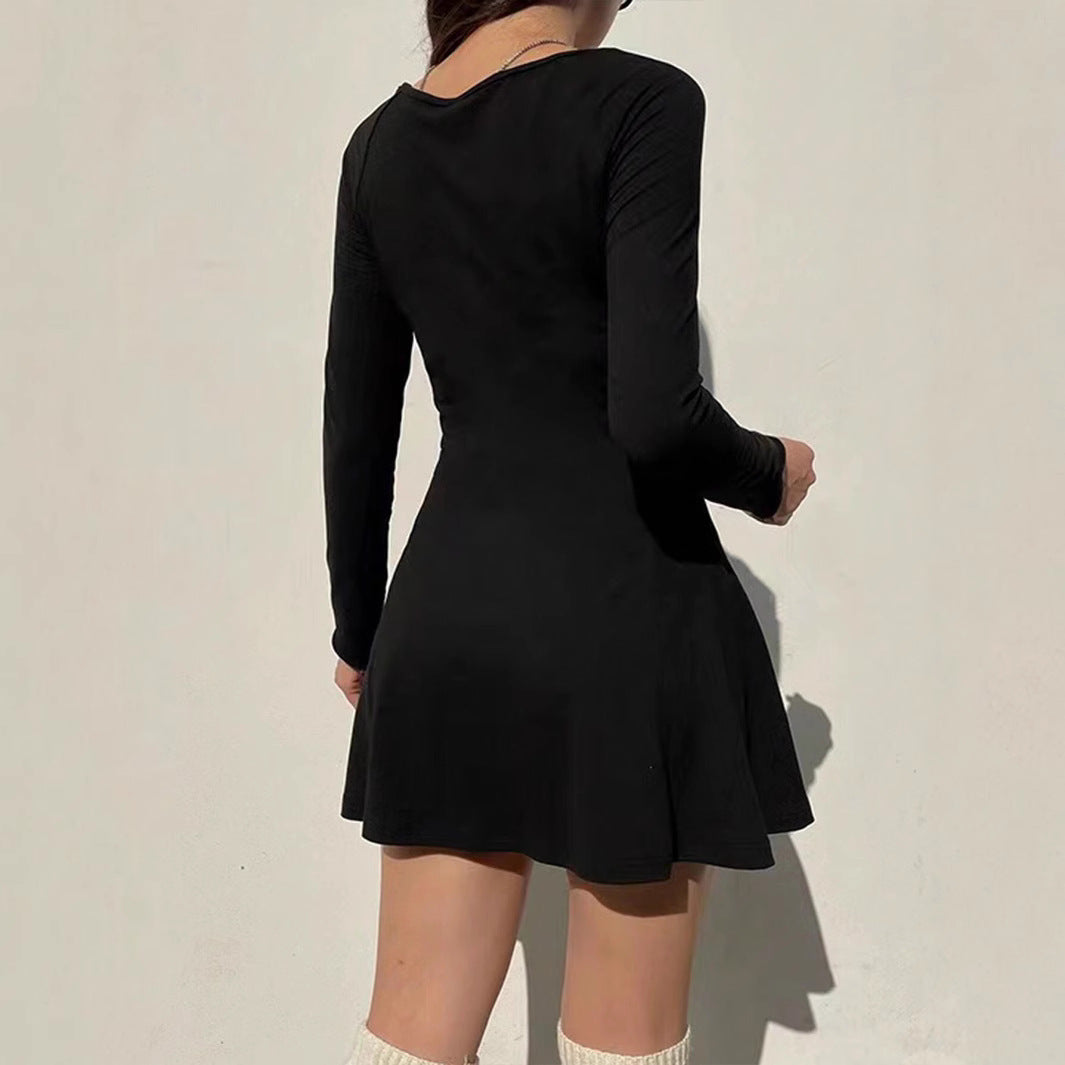 Robe mini femme avec décolleté carré élégant et coupe ajustée Chic & Stil