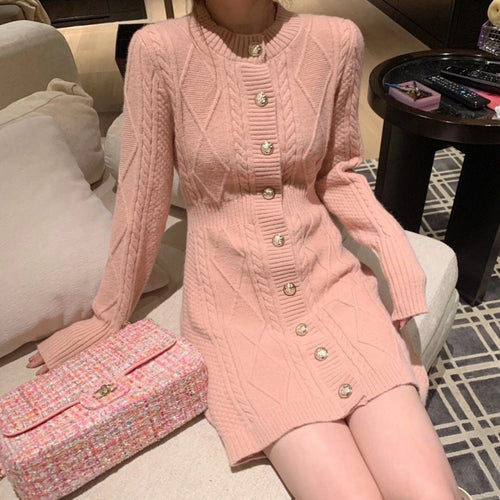 Robe en tricot pour femmes avec un élégant motif en câble et des boutons décoratifs Chic & Stil