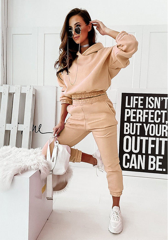 Comfortable tracksuit for women with hood and elastic waistband Chic & Stil