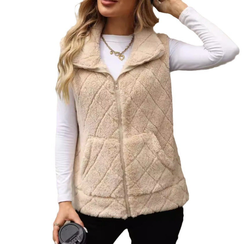 Fleece jacket for women with a modern quilted pattern and practical pockets Lune London