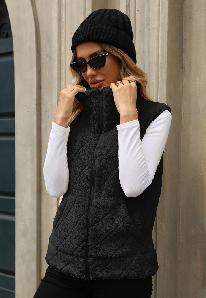 Fleece jacket for women with a modern quilted pattern and practical pockets Lune London