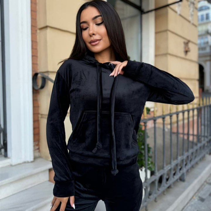 Thermal tracksuit set for women in luxurious velvet with high collar and practical pockets Lune London