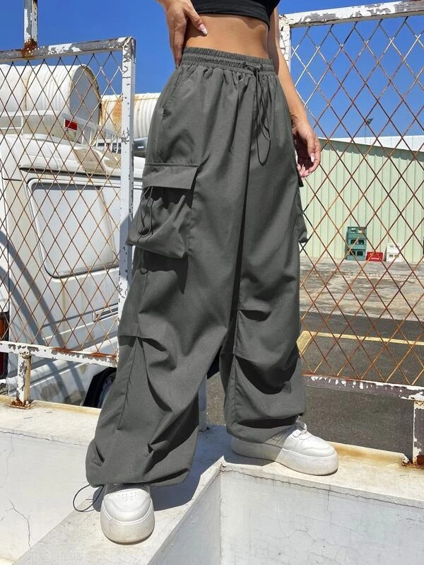 Women's cargo pants with extra-large cut and practical pockets