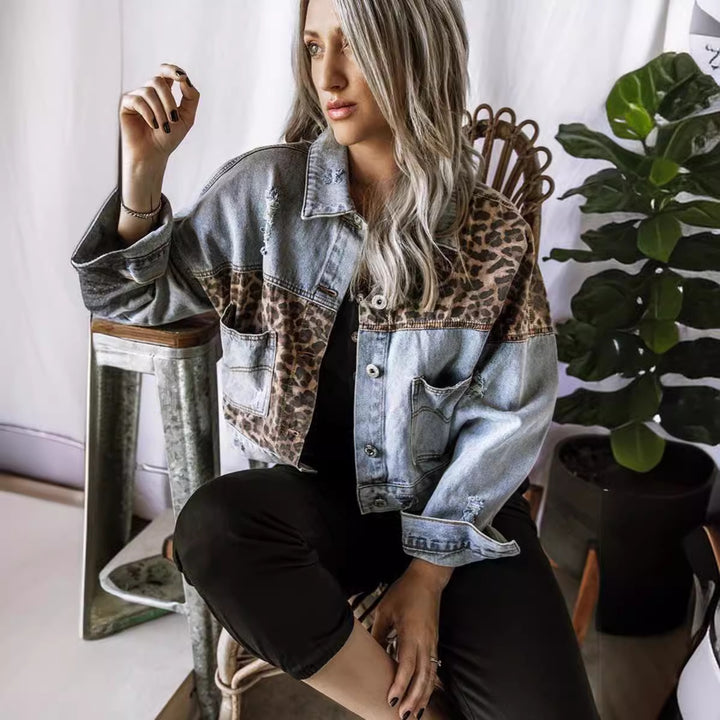 Veste en jean féminine à la mode avec des éléments en cuir et un motif accrocheur Chic & Stil