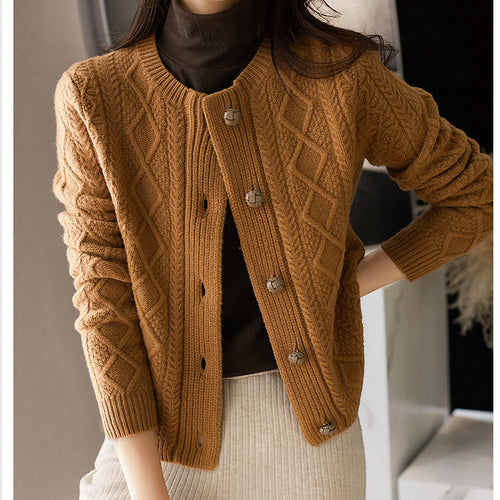 Cardigan pour femmes en grosse maille avec boutons décoratifs et motif en câble retravaillé Chic & Stil