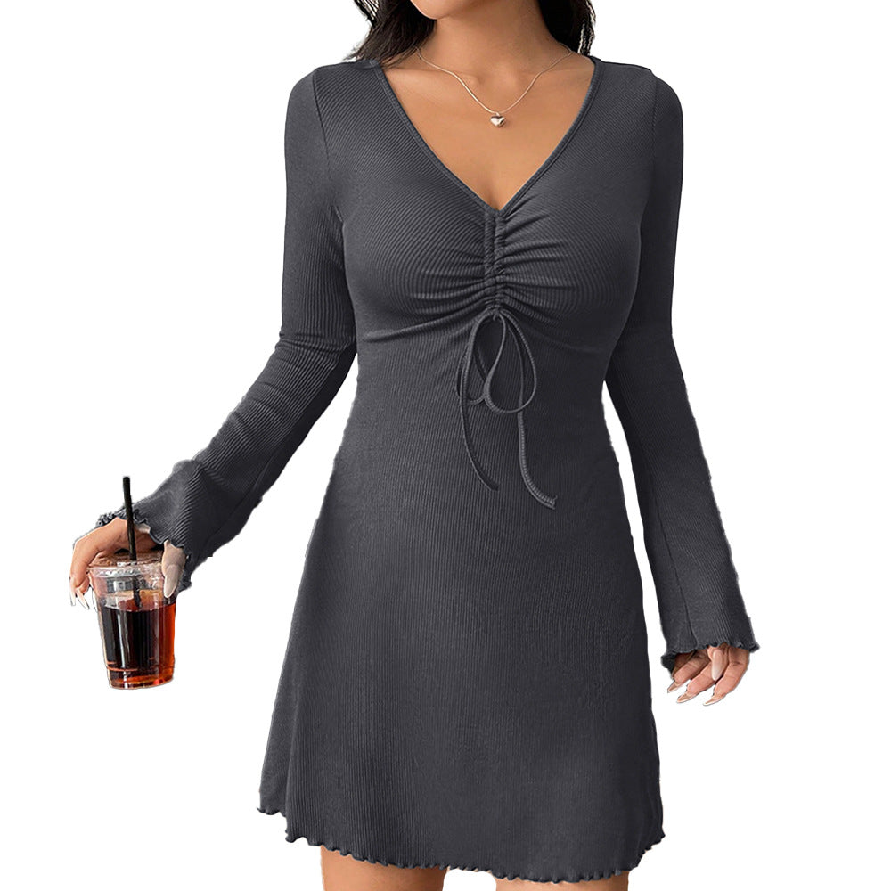 Robe mini femme avec un élégant décolleté en V et des détails de volants ludiques Chic & Stil