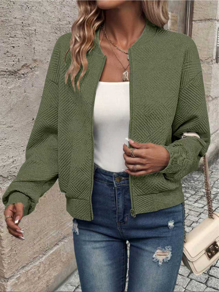 Veste de survêtement tendance pour dames avec design texturé et fermeture éclair Chic & Stil