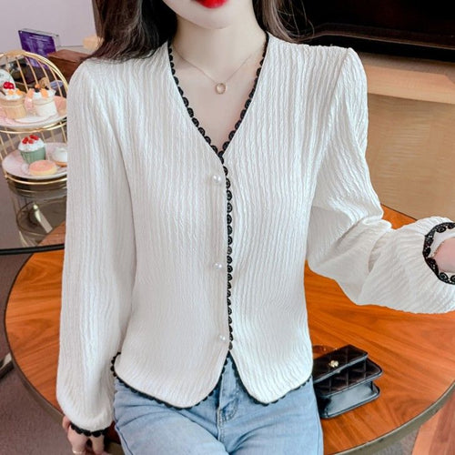 Blouse femme avec de fines accents en dentelle et une coupe élégante Chic & Stil