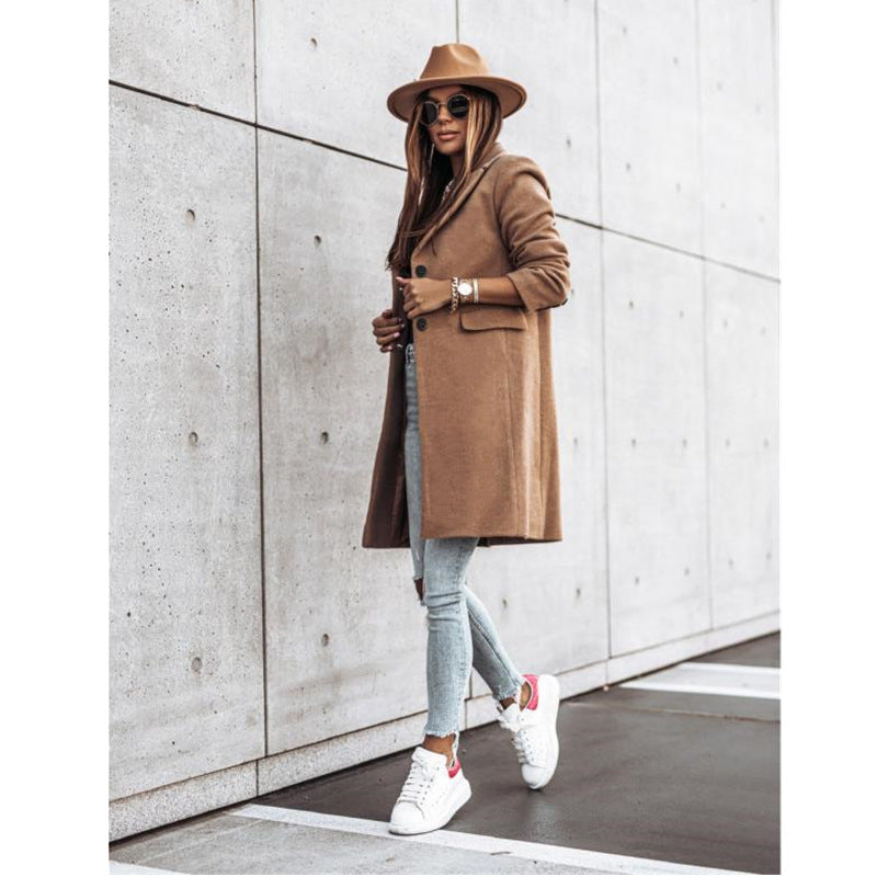 Ladies Elegant Wool Coat with Stylish Lapels and Practical Pockets Amarae