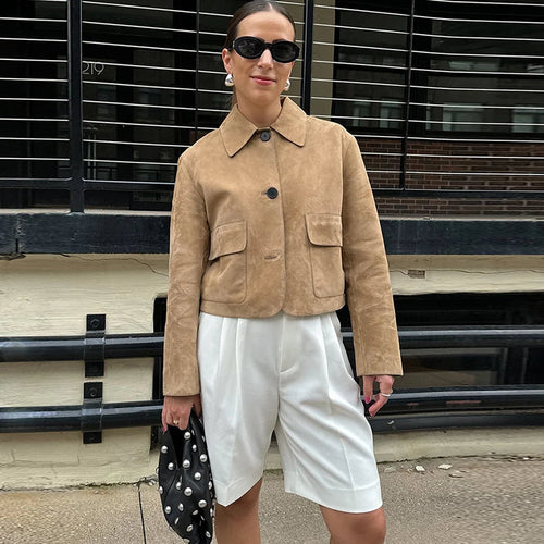 Veste courte féminine à la mode avec poches poitrine pratiques et boutons cousus Chic & Stil