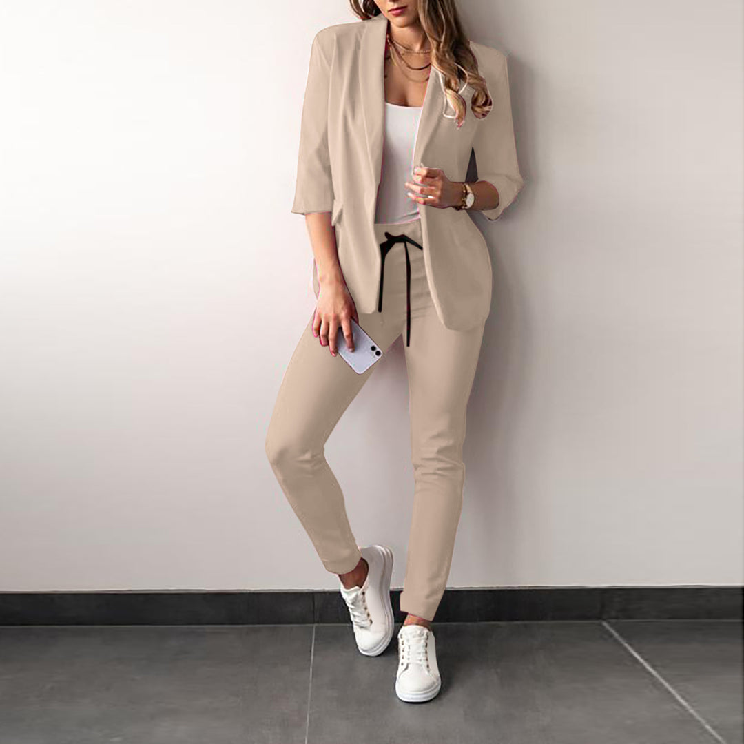 Elegant and modern suit set for women with fitted blazer and slim pants Lune London