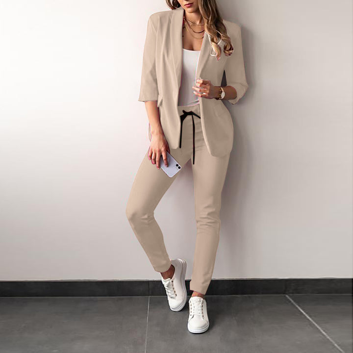 Elegant and modern suit set for women with fitted blazer and slim pants Lune London