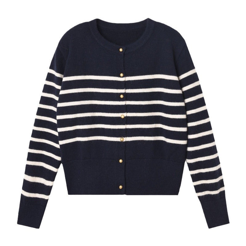 Cardigan rayé pour femmes en matériau fin avec des boutons dorés Chic & Stil