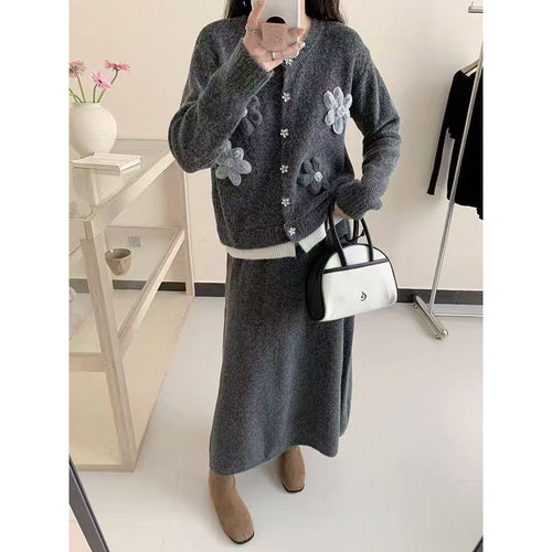 Cardigan pour femmes avec appliqués floraux et fermeture à boutons Chic & Stil