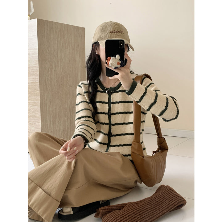 Cardigan pour femme avec design rayé et détails de boutons élégants Chic & Stil