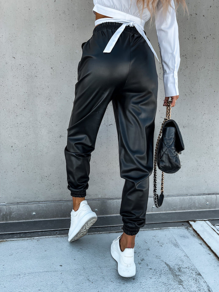 Comfortable jogging pants for women with an elastic waistband and practical pockets Chic & Stil