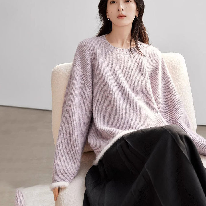 Pull moelleux pour femmes avec une coupe décontractée et des détails modernes en côte Chic & Stil