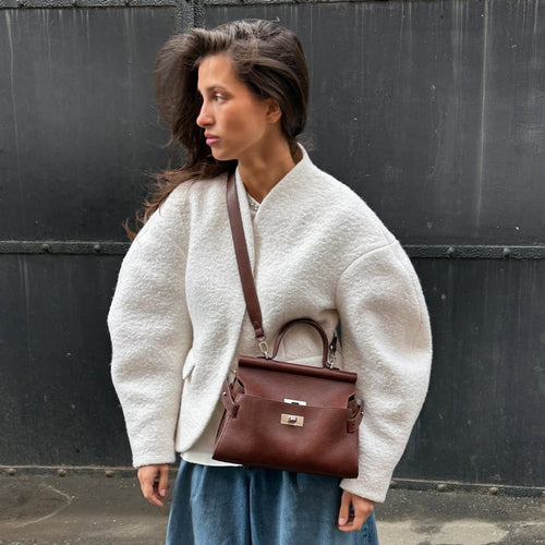 Veste en boucle tendance pour femmes avec épaules tombantes et fermeture par bouton Chic & Stil