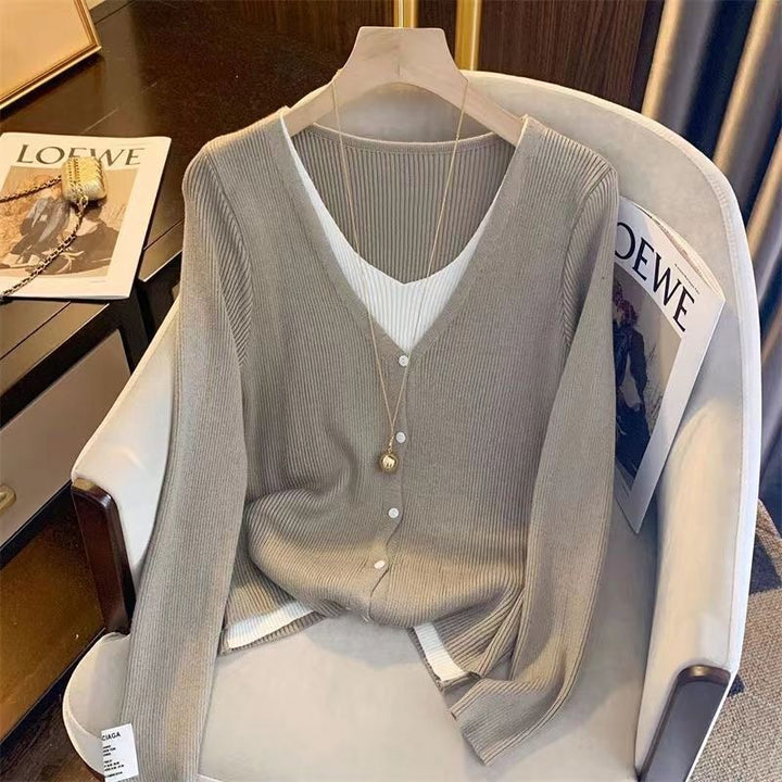 Cardigan élégant pour femmes avec col en V et détails de boutons fins Chic & Stil